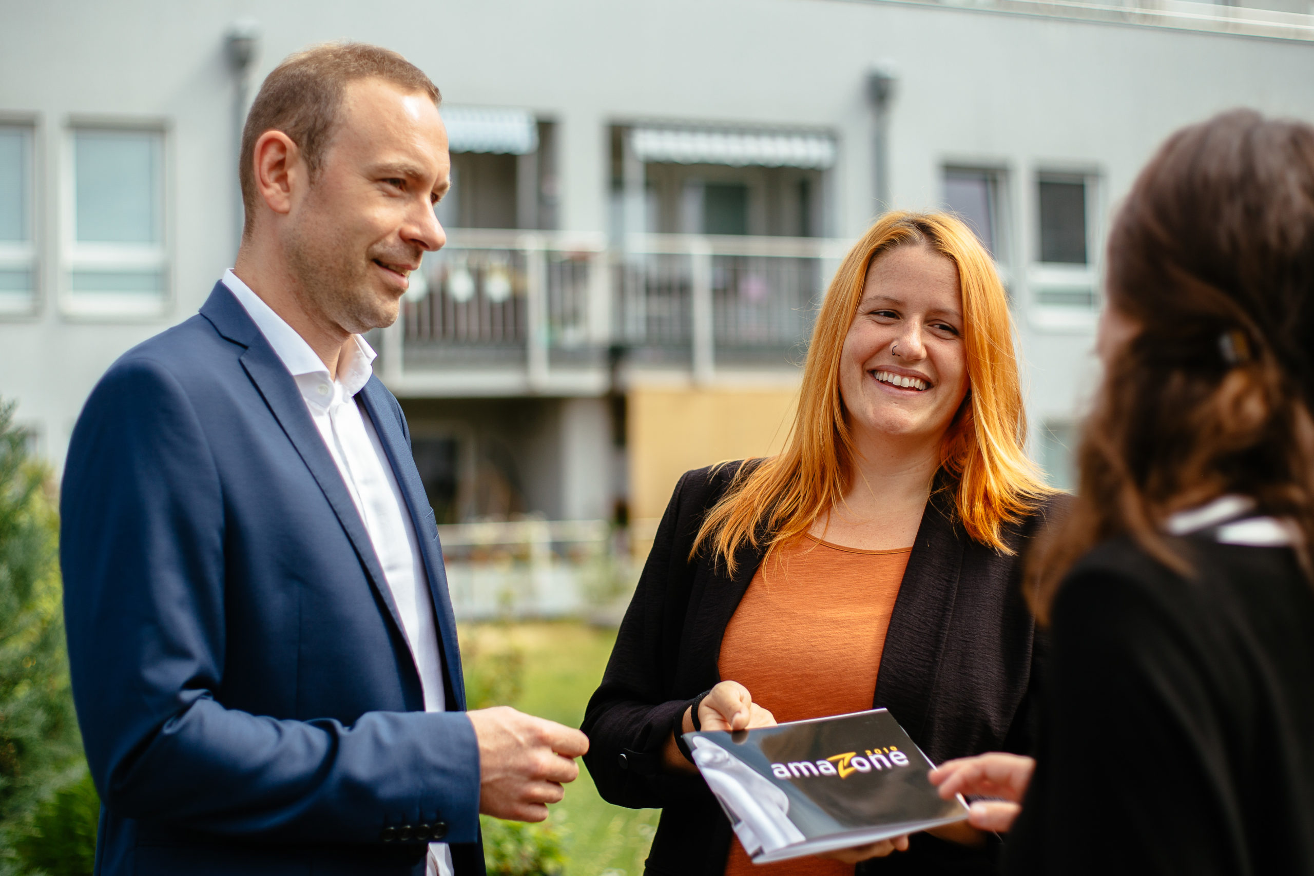 Betriebsarbeiterin* im Gespräch mit Unternehmensvertreter*innen