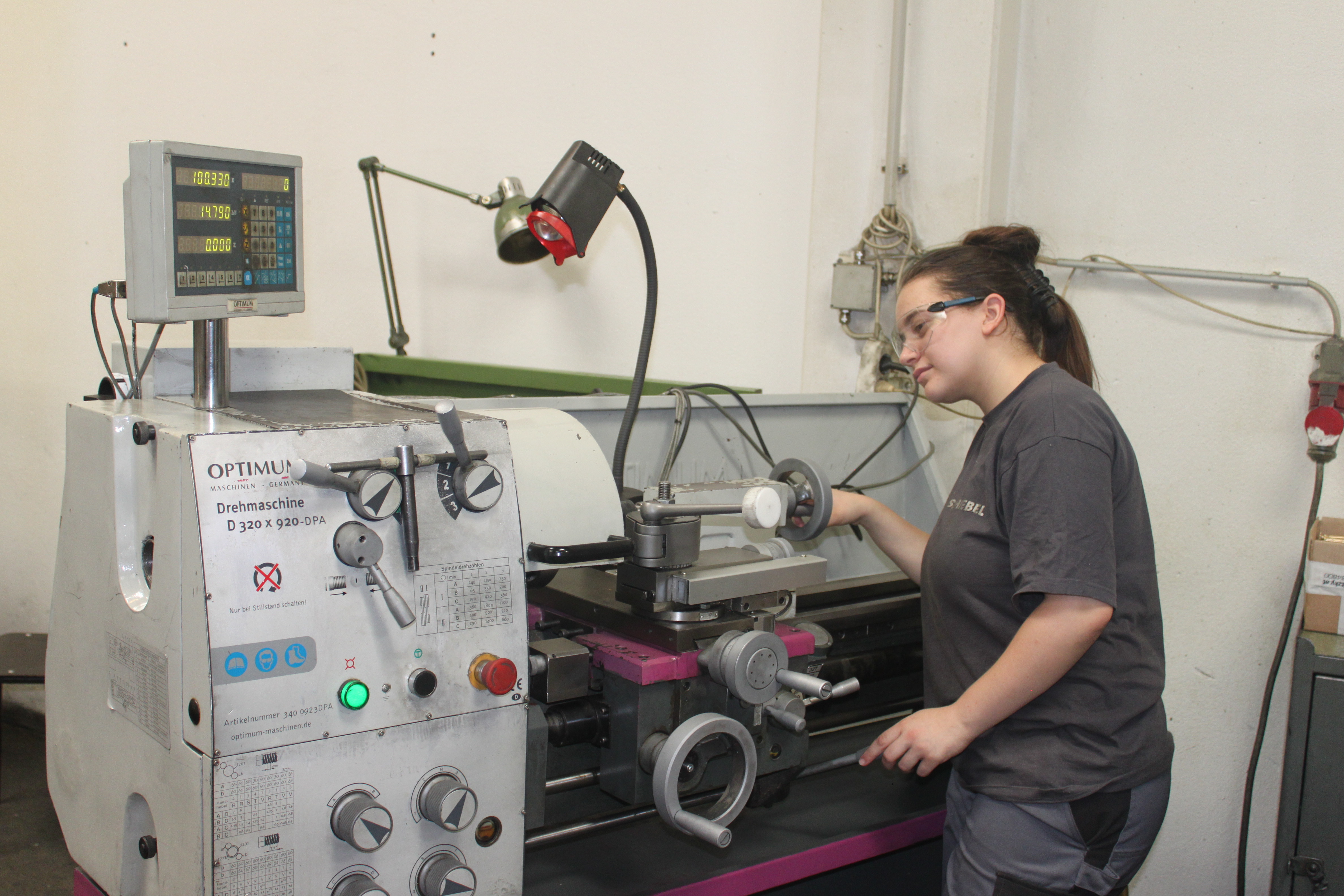 Metalltechnikerin bei Schiebel