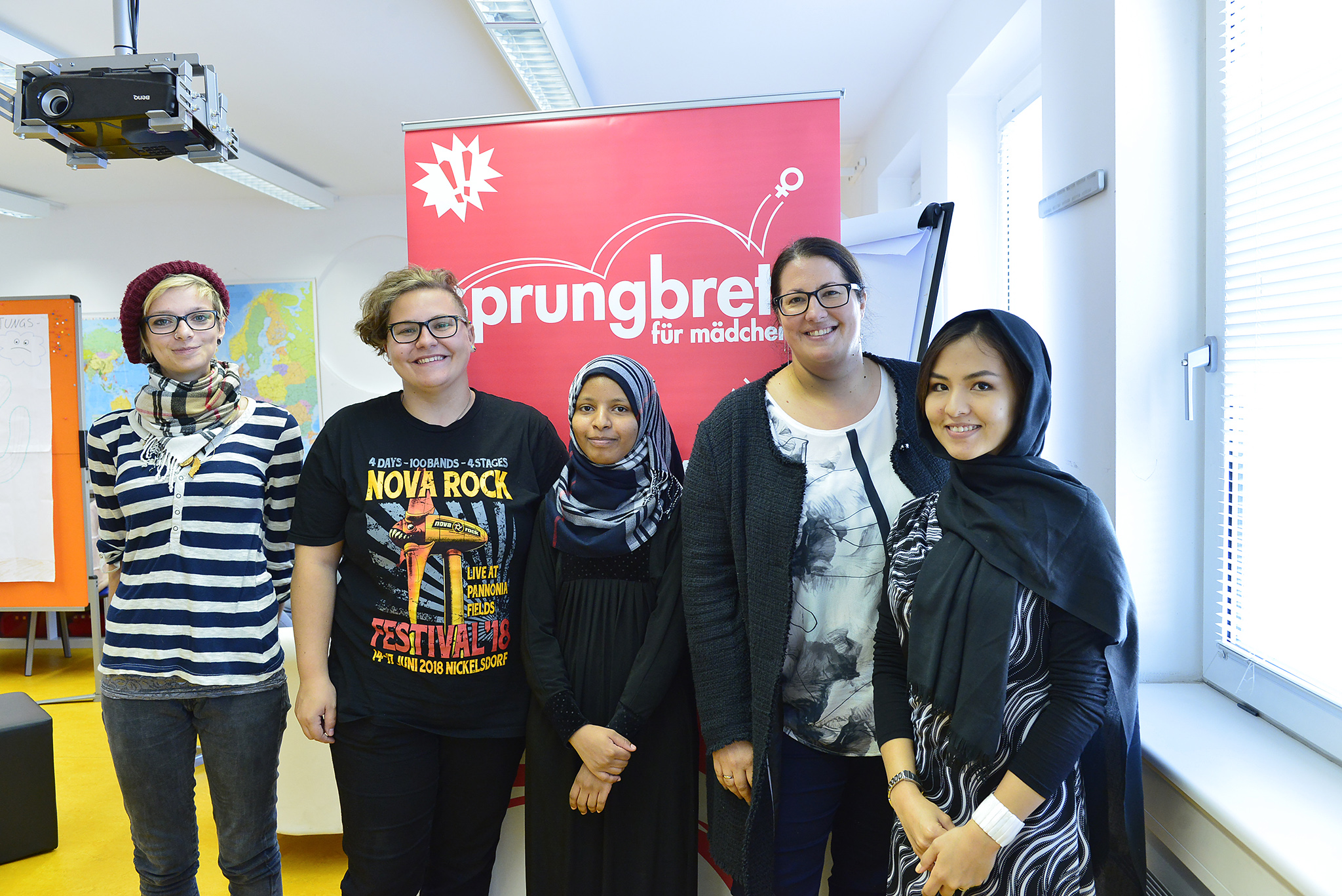 StRin Kathrin Gaal besucht den Verein sprungbrett für Mädchen. StRin Kathrin Gaal mit Mädchen.