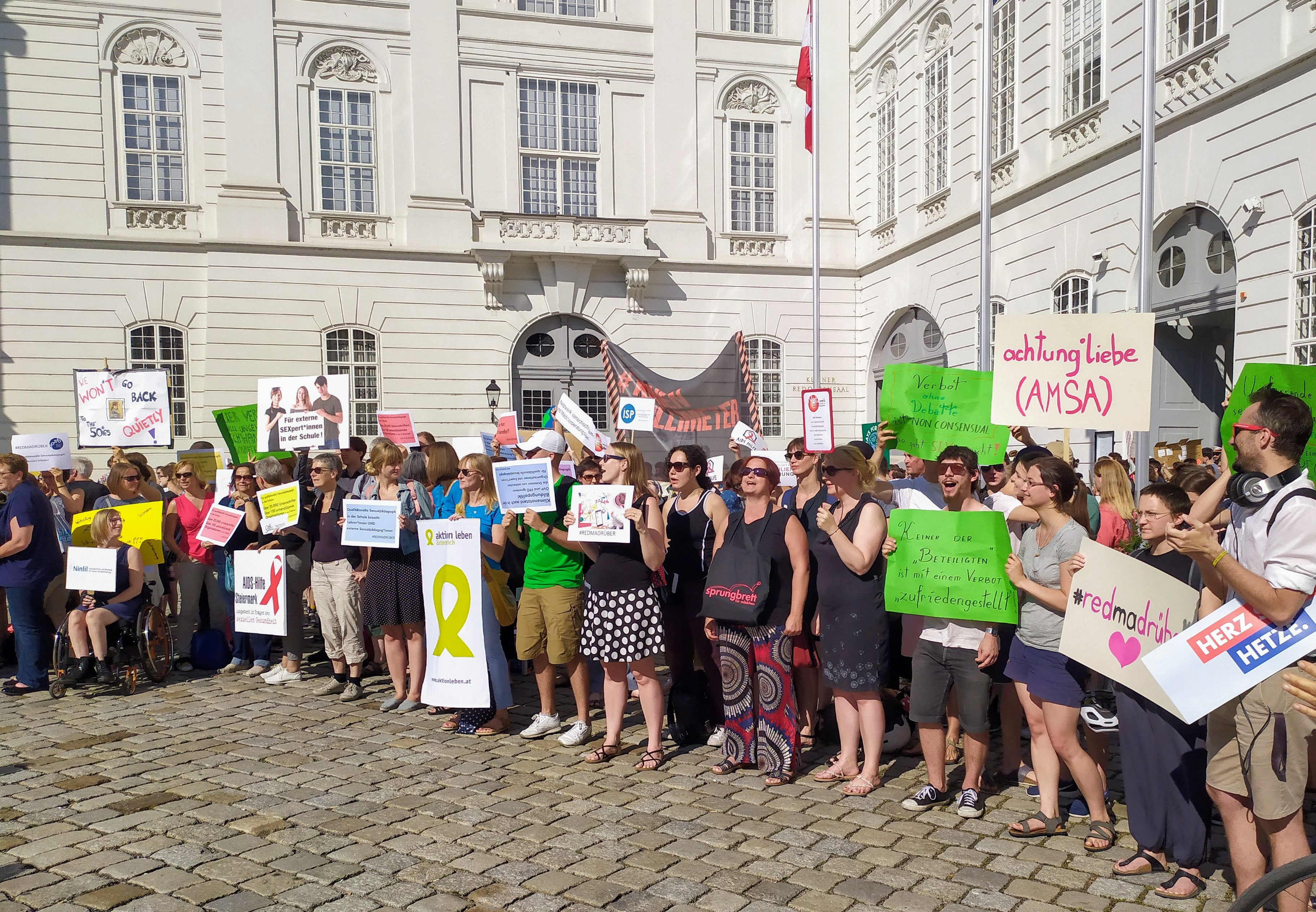 Protestaktion gegen das Verbot externer Vereine an Schulen